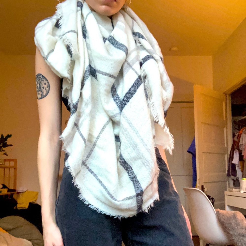 AMERICAN EAGLE OUTFITTERS WHITE PLAID BLANKET SCARF WITH FRINGE— OS